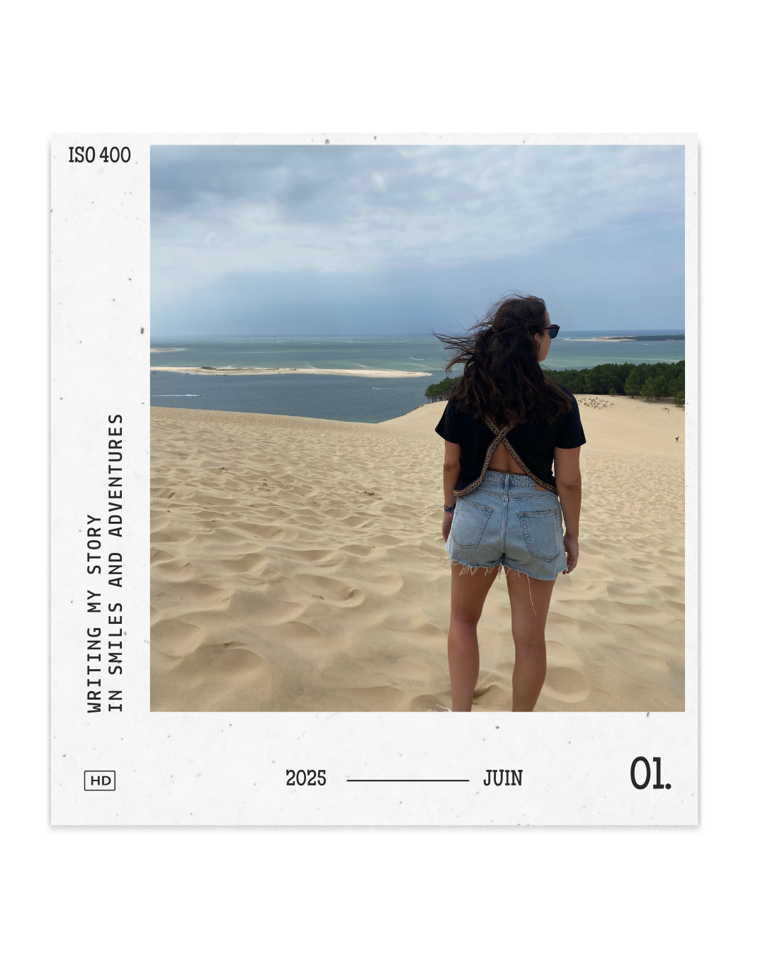 Voyageuse contemplant l’océan depuis une dune de sable, paysage naturel préservé et horizon marin infini, juin 2025.
