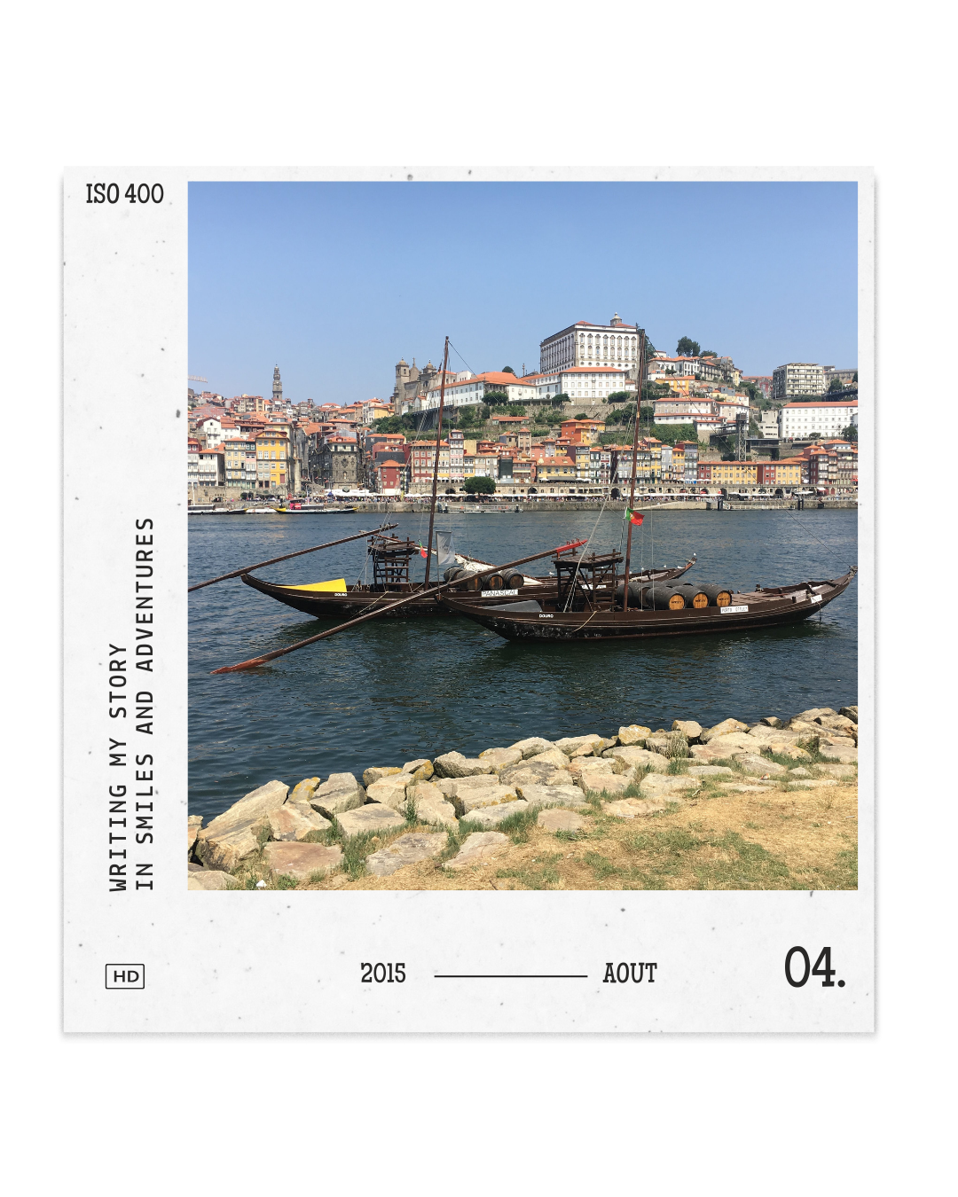 Bateaux traditionnels en bois sur le fleuve Douro, avec vue sur les maisons colorées et les collines de Porto, voyage août 2015