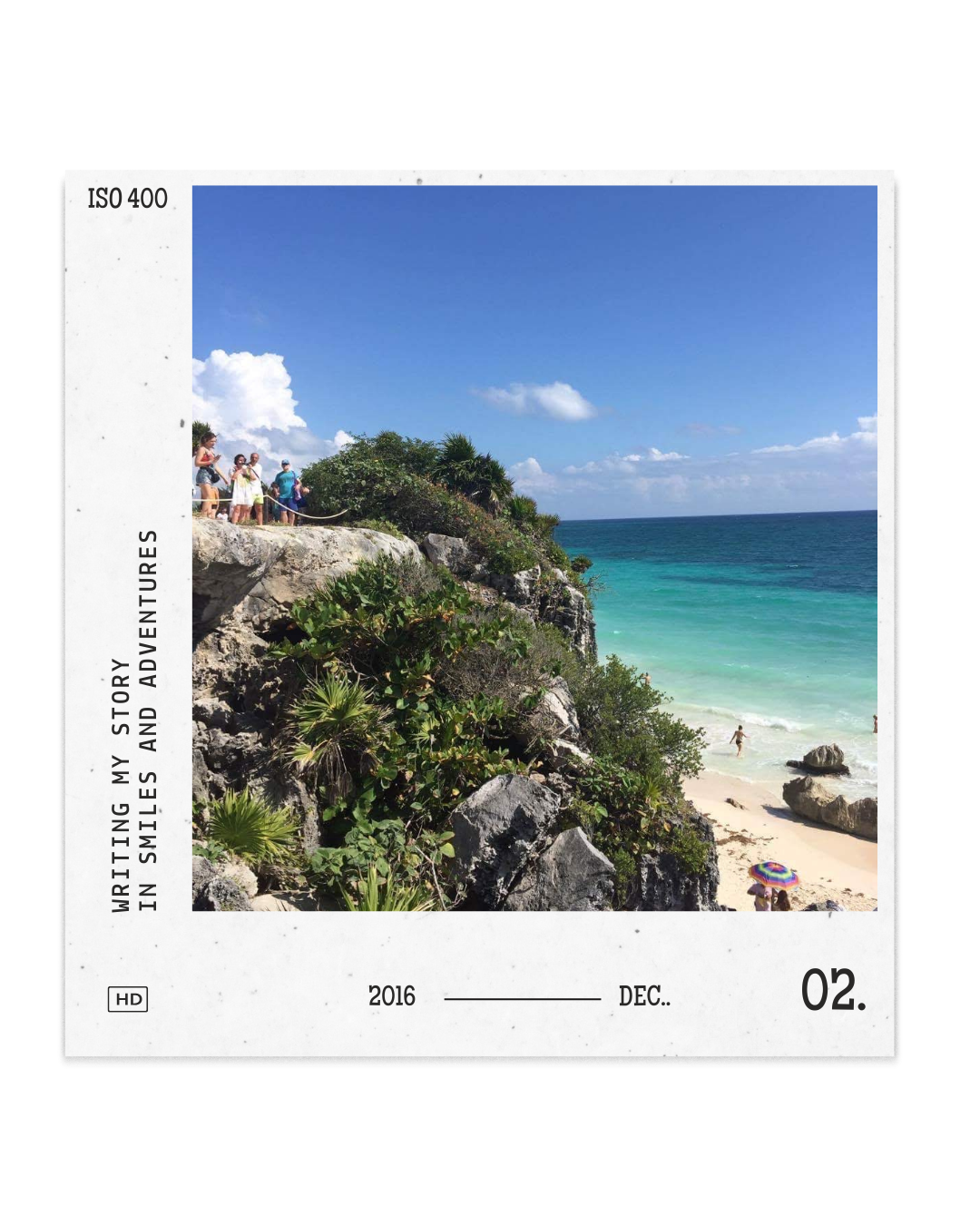 Touristes découvrant un site archéologique en bord de mer aux eaux turquoise, ambiance tropicale et ruines historiques, décembre 2016. Site maya.