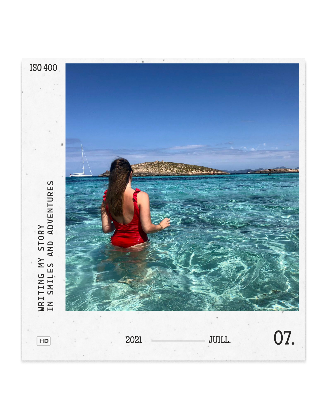 Femme en maillot rouge se baignant dans une eau cristalline, paysage marin paradisiaque avec île en arrière-plan, juillet 2021. Ibiza