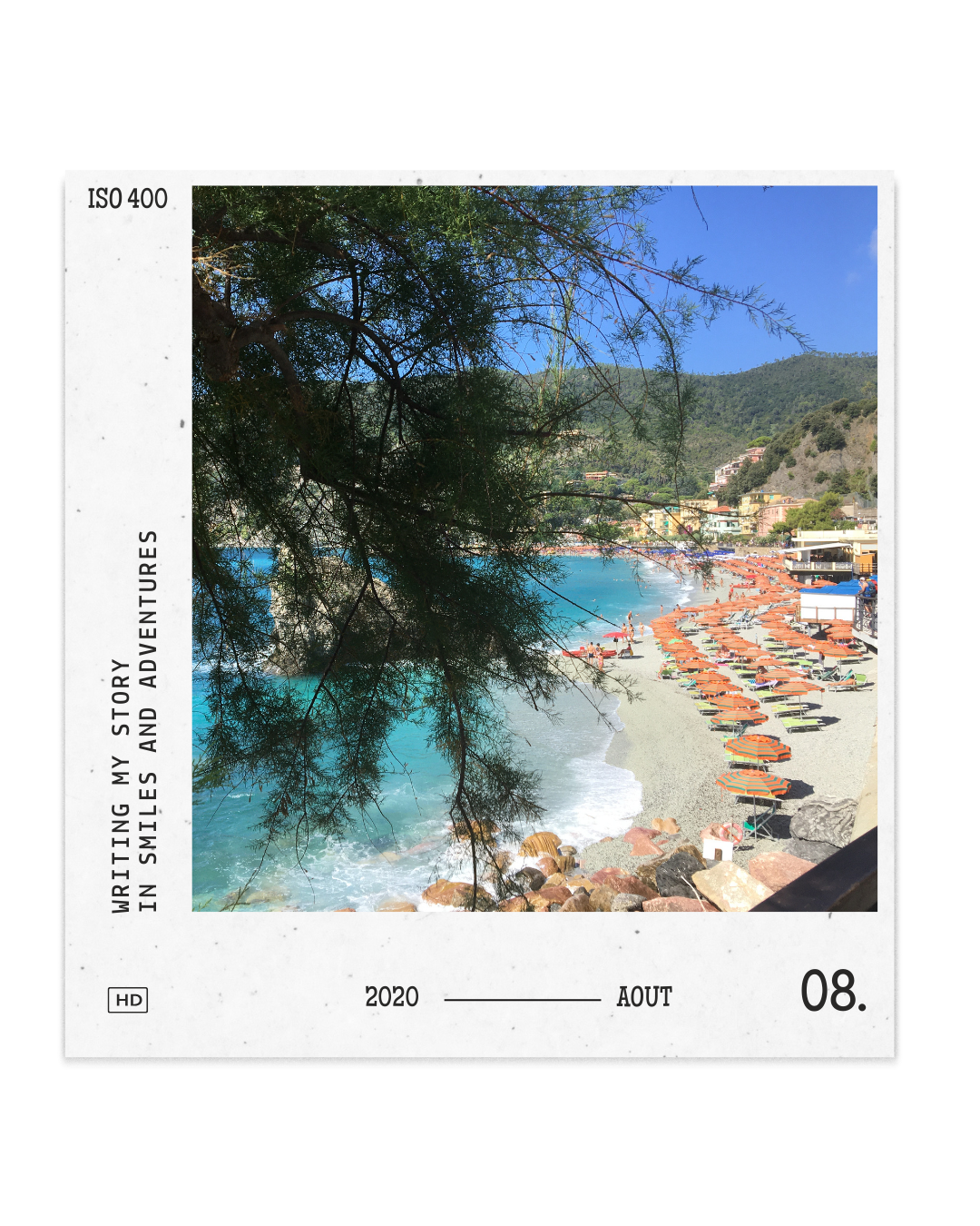 Plage méditerranéenne animée avec transats colorés, eaux turquoise et montagnes boisées en arrière-plan, août 2020. Voyage Italie