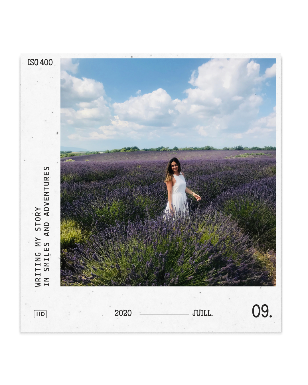 Femme en robe blanche se promenant dans un champ de lavande en fleurs sous un ciel bleu nuageux, juillet 2020. Voyage Provence
