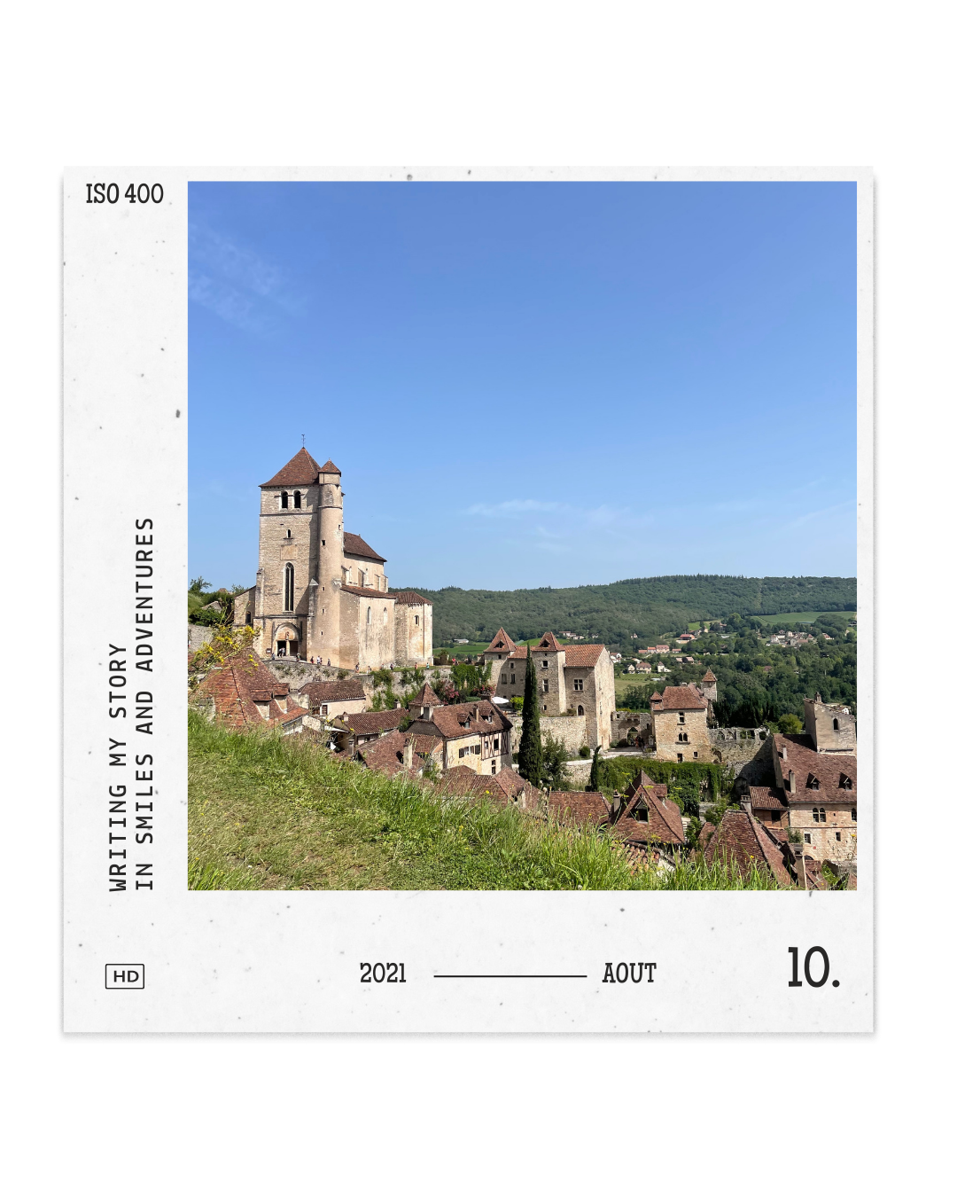 Découvrir un village médiéval français avec église historique et toits en tuiles, entouré de collines verdoyantes – destination idéale pour un voyage culturel en été.
